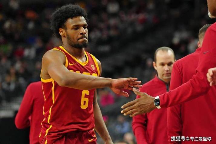 夸梅：布朗尼突破时不会用肩膀占据空间 你需要学学尼克斯的控卫