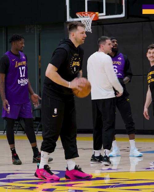 名记：东契奇在训练后组织了团建活动 在专业赛道上试驾保时捷