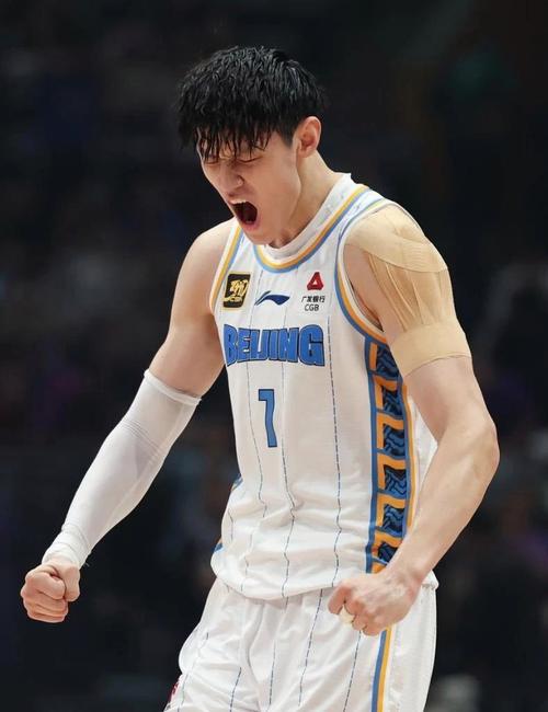 曾凡博帅气现身！布鲁克林篮网全队已抵达澳门！