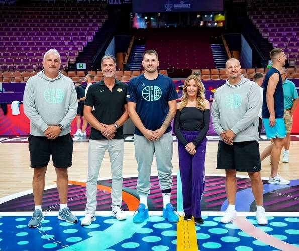 东契奇组织团建！艾顿：球队全明星来照看队伍 我也是第一次经历