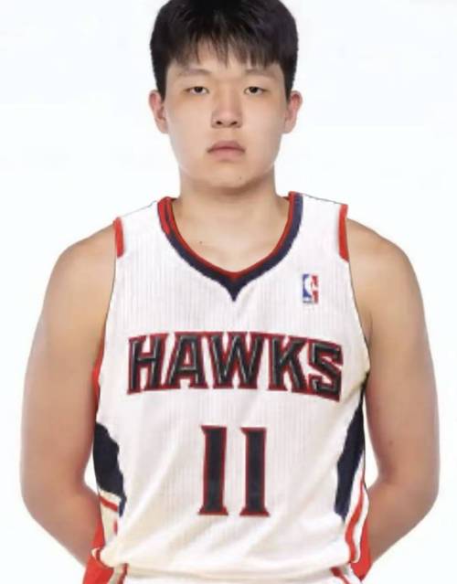 🤣我转悠！杨瀚森训练投进三分后 一路散步跟俩助教互动