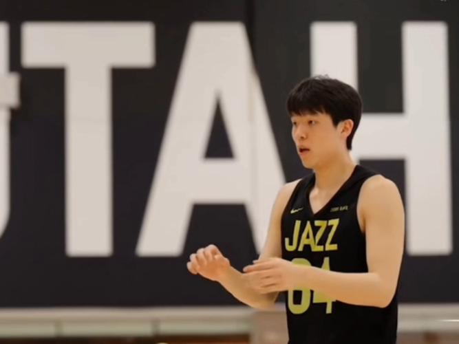 今日迎季前赛首秀！杨瀚森赛前认真接受助教斯普利特指点