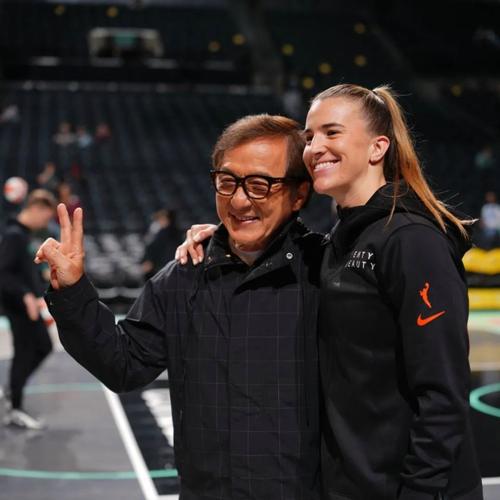 将在澳门打季前赛！蔡崇信晒照：成龙现身与篮网队友互动