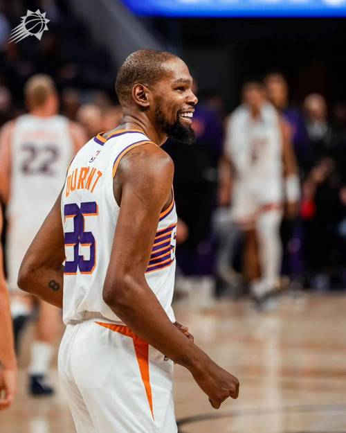 首秀出色！杜兰特10中7高效拿下20分2板1助1断 第三节独得12分