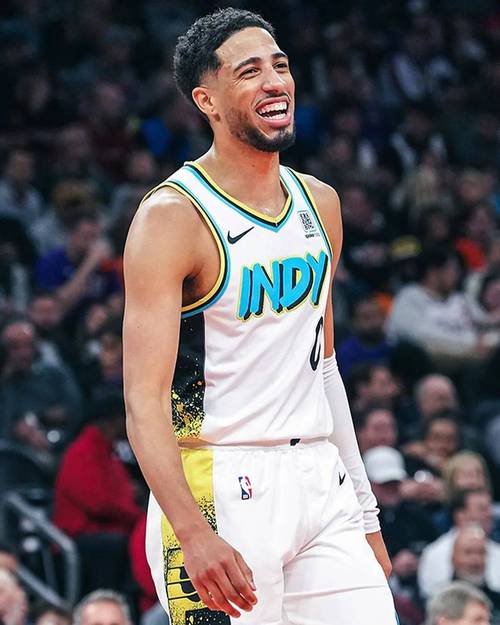 场边观战指导的一年!哈利伯顿晒定妆照:生涯第6赛季 球员兼教练