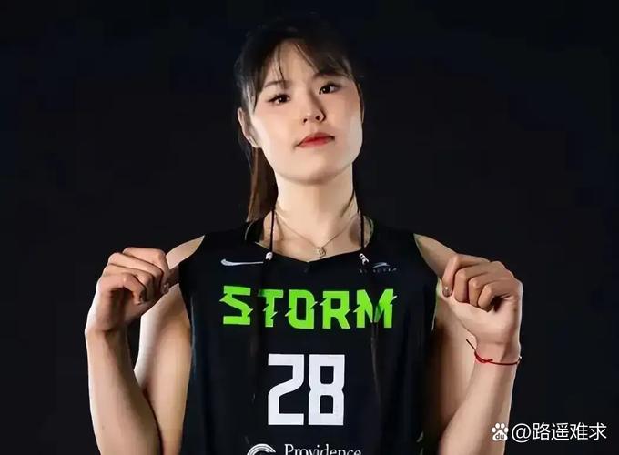 可甜可盐爱打球😍 篮网中国官方拉拉队成员“球球”贺京杰美照