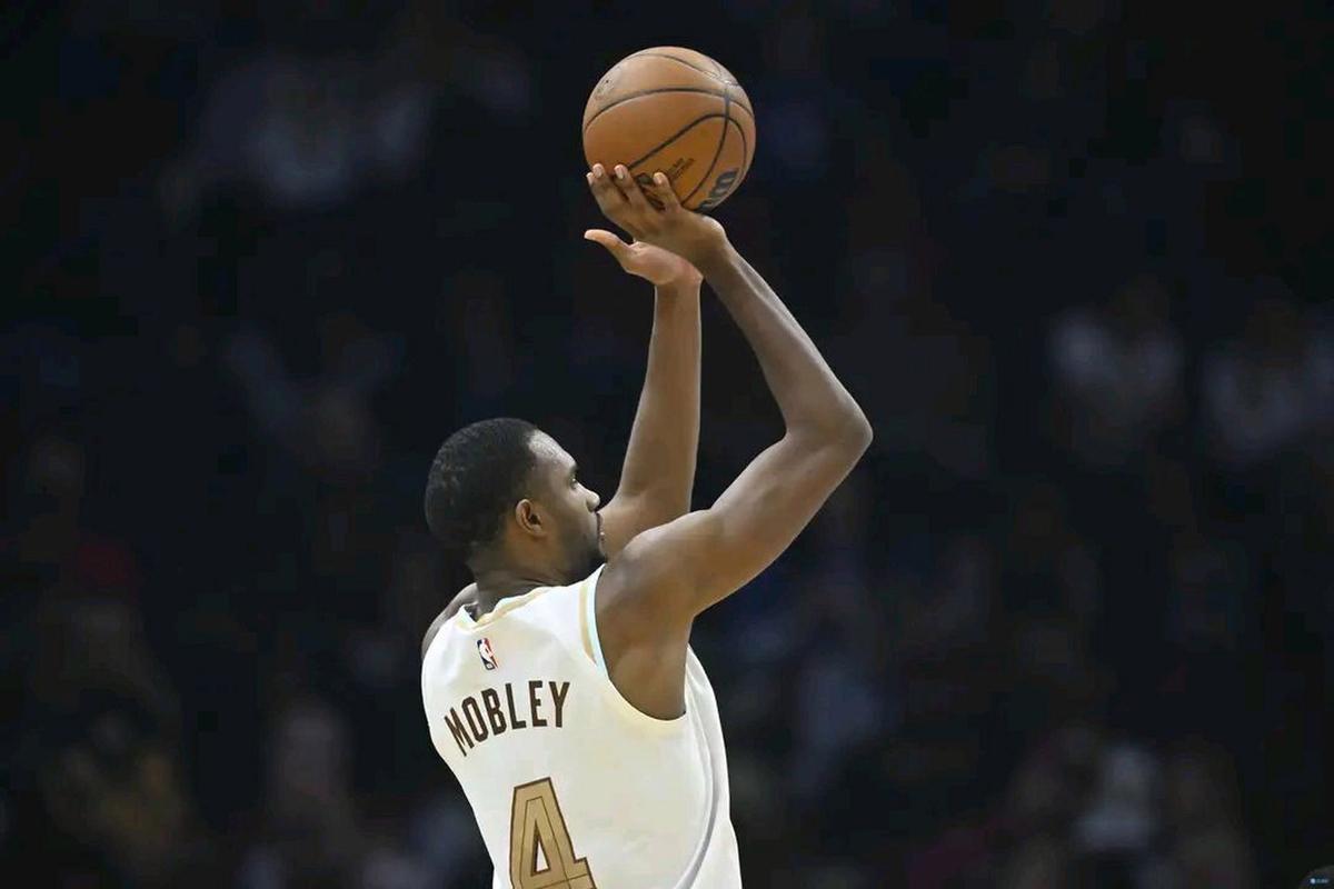 攻防稳定输出！小莫布里10中6&10罚8中砍下21分5板4助2断2帽！