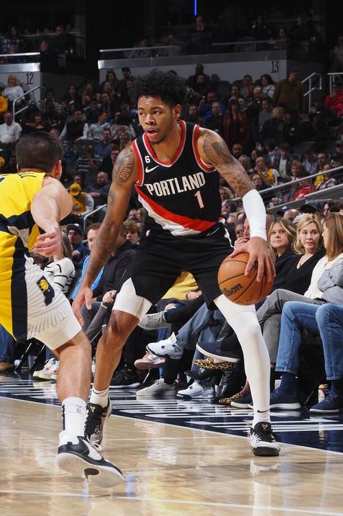 新援首秀！安芬尼-西蒙斯13投6中&三分7中2 砍下18分3助攻