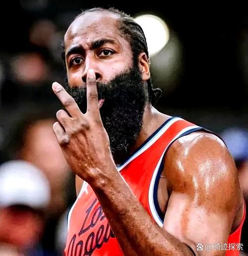 哈登看小卡一本正经干活儿笑弯了腰 后者：什么事这么好笑？