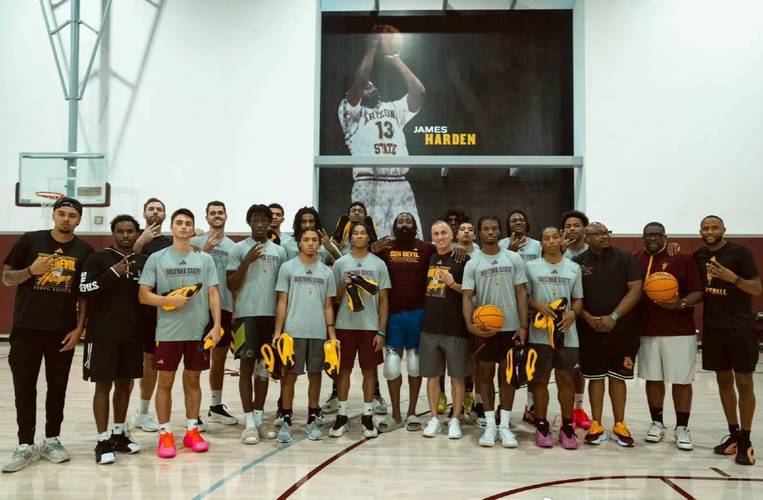 展现团队凝聚力！快船全员参加当地社区活动 与球迷暖心互动！