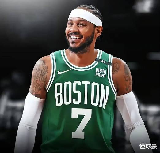 老哥你又胖了！美记晒活动中与绿军名宿安东尼-沃克合影