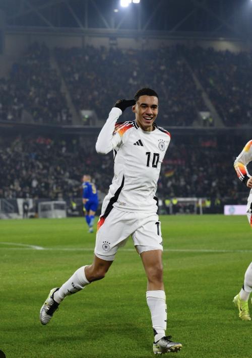 图片报：穆西亚拉正在进行反重力跑步机训练，目标12月重返赛场