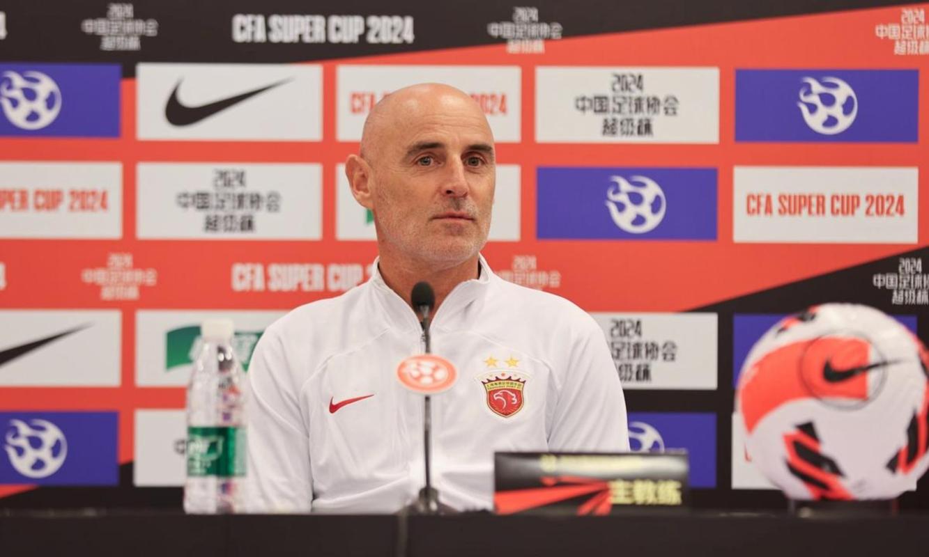 海港新闻官晒球队全家福:穆斯卡特C位,6外援在列