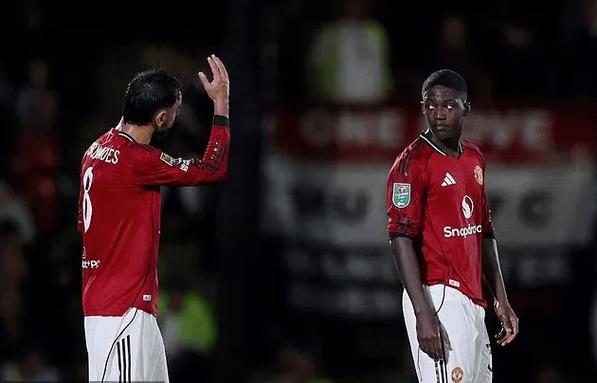 记者：梅努想寻求更多机会，但曼联为防止无人可用不想让其离队