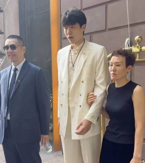 吃着火锅唱着歌！郭士强&李昂在美考察期间 探望了杨瀚森