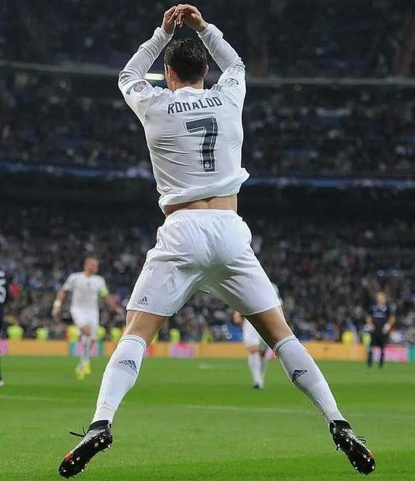 名场面！C罗失点后仰天长叹双手捂脸 凯莱赫扑点高高跃起挥拳庆祝