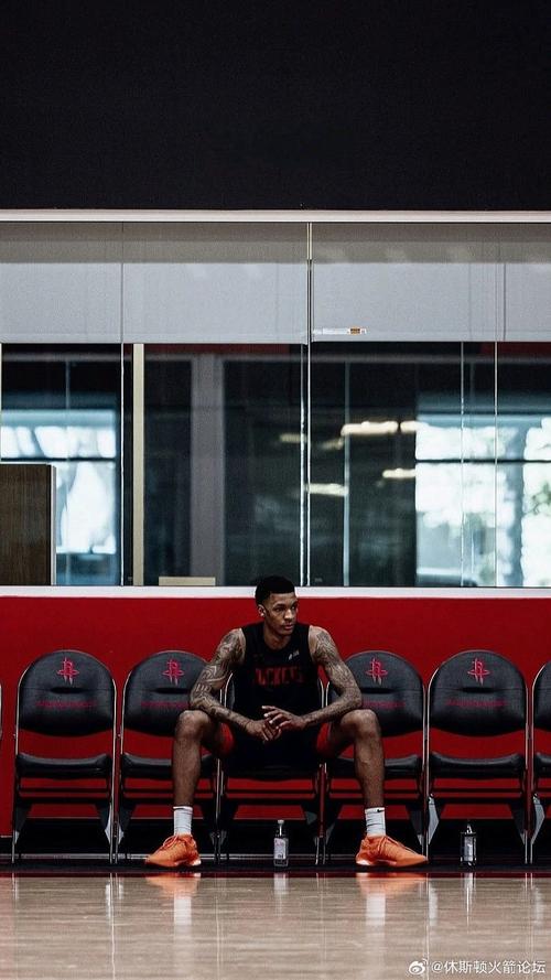 小贾巴里前两场季前赛场均13.5分4.5板 命中率52.6% 三分55.6%