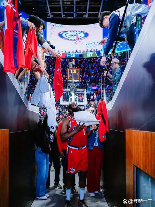 保罗：和哈登一起出场的时间感觉很好 我们一起打过两年球