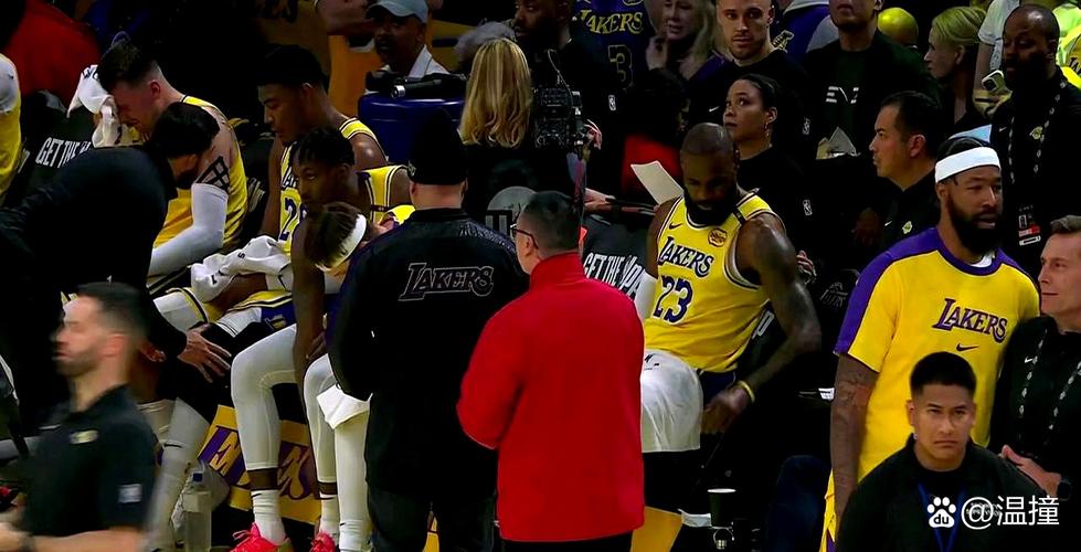 湖三崩？在本赛季季前赛的5场比赛中 湖人在第三节场均净负13.2分