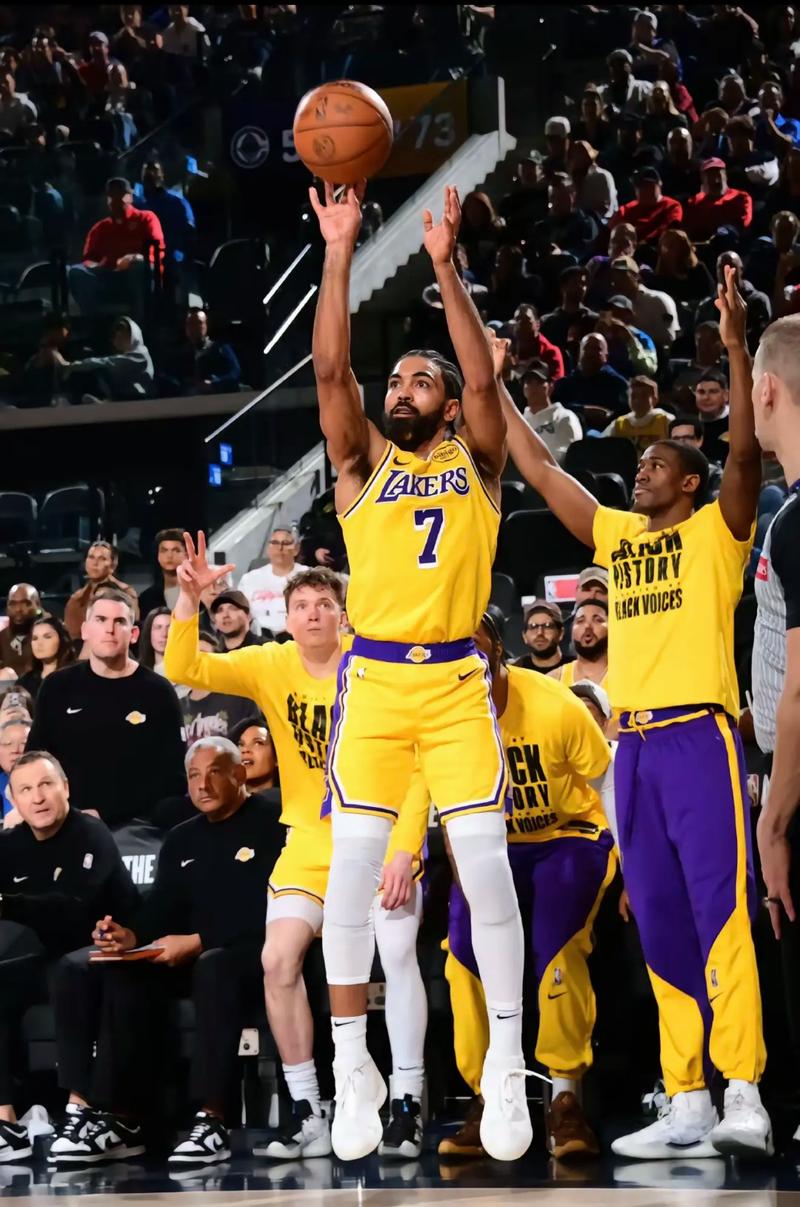 炸裂！文森特开场5记三分！詹姆斯发推：文总要疯了！嘶~🔥🔥