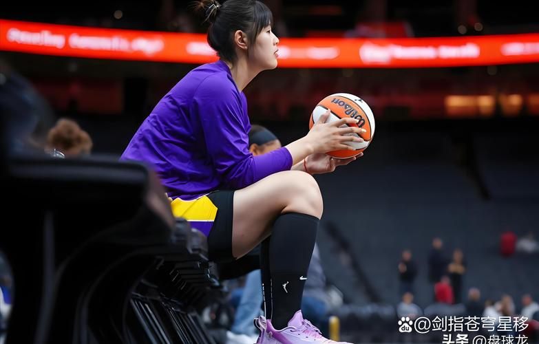 场边女友让你分心?克莱半场9投3中得到9分1篮板 正负值-14