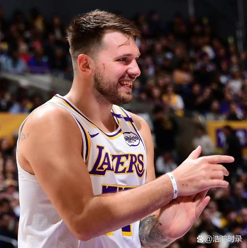 这腰腹力量！东契奇转身滞空炮弹直传 艾顿分外线八村命中三分