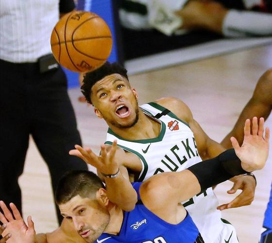 重回旧地！米德尔顿半场7中3&三分3中2拿10分 有造字母哥进攻犯规