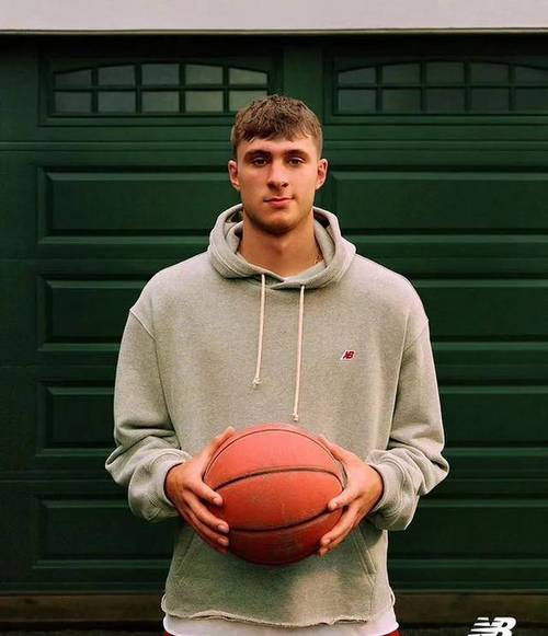 投篮不准&罚球很稳！弗拉格场均13.8+6.5+3 命中率37.3%&罚球100%